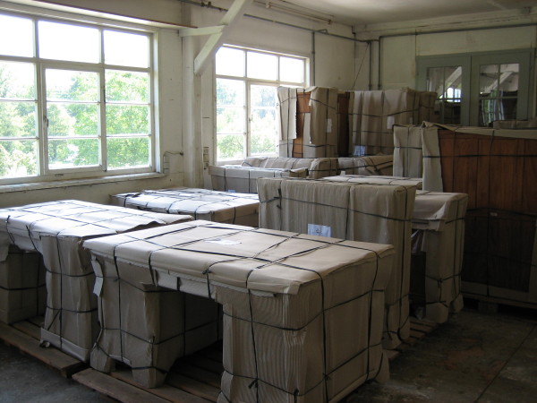 Lager Biedermeier und Biedermeiermöbel antik Schreibtische verpackt