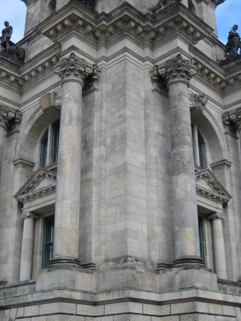 Berlin - Säulen und Kapitellen am Reichstag